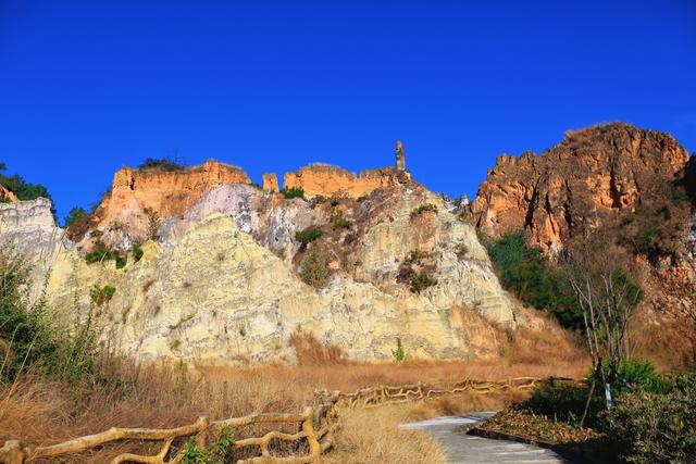 云南曲靖彩色沙林，一处凝固的彩虹秘境，漫步亿万年的时空隧道