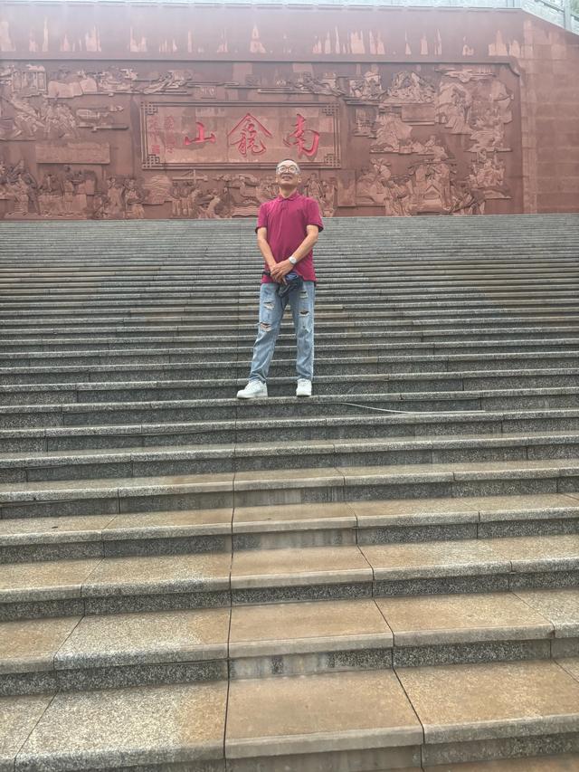 七律·偕游青峰
