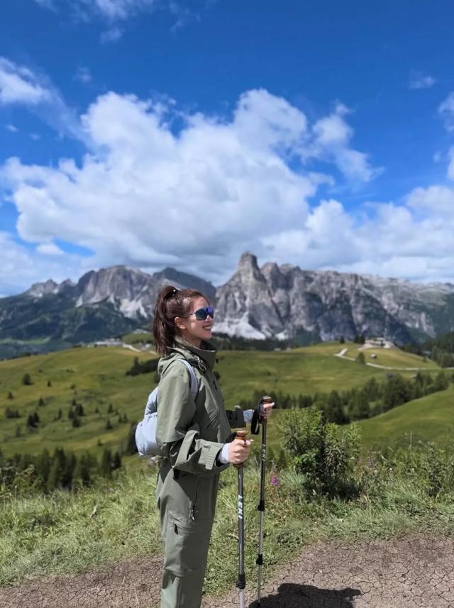 章泽天去意大利徒步登山,她扎高马尾很年轻,坐山顶看风景很惬意