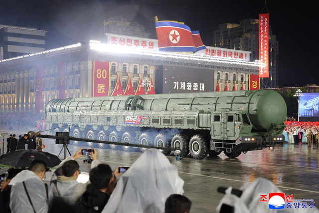 金正恩深夜冒雨大阅兵，当着中国贵宾的面，朝鲜镇国核弹压轴登场