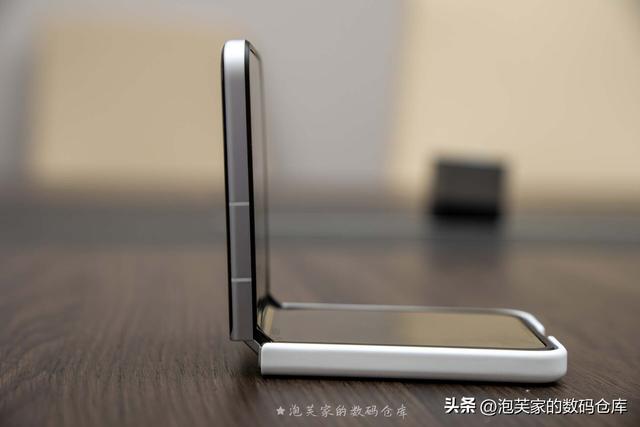 大概是目前最好的小折叠 小米MIX Flip2体验 PK三星Z Flip7优势不小