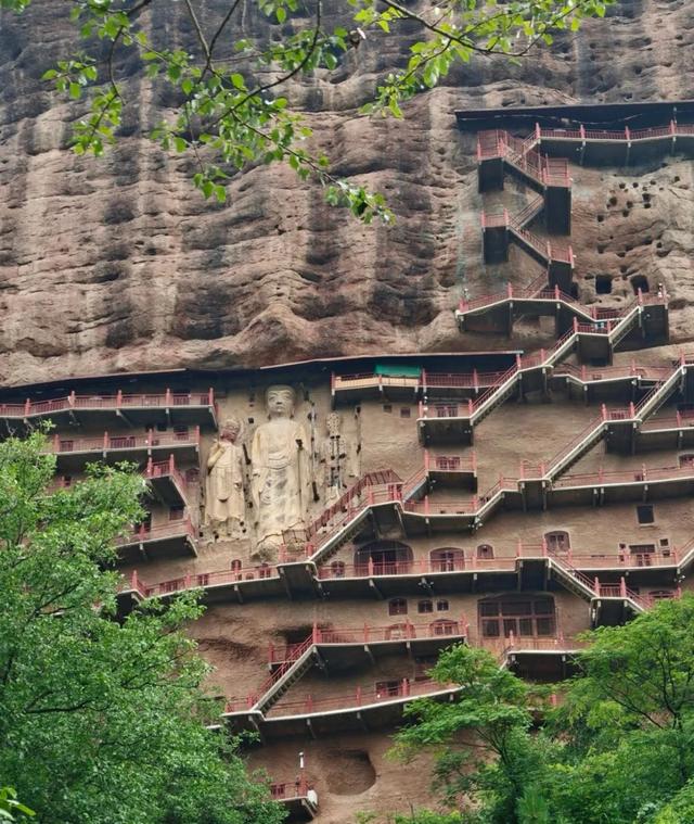 “铁腚大巴”甘南线第二站：麦积山石窟，多少微笑烟雨中