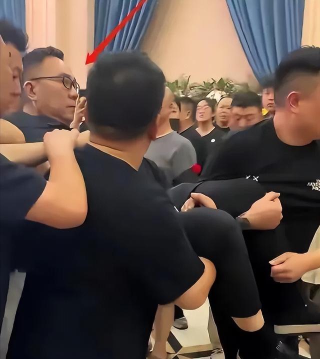 杨少华头七刚过，杨老三病重住院脸色极差，杨议漠不关心光顾着吃
