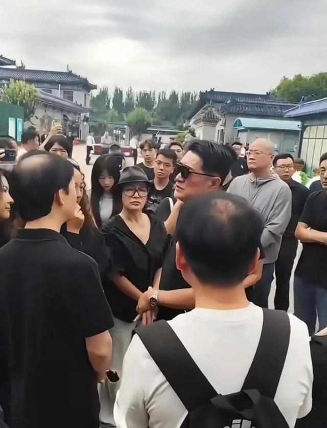 黄安哭着“许诺统一”，千百惠的遗憾，成了无数人心头的一根刺！