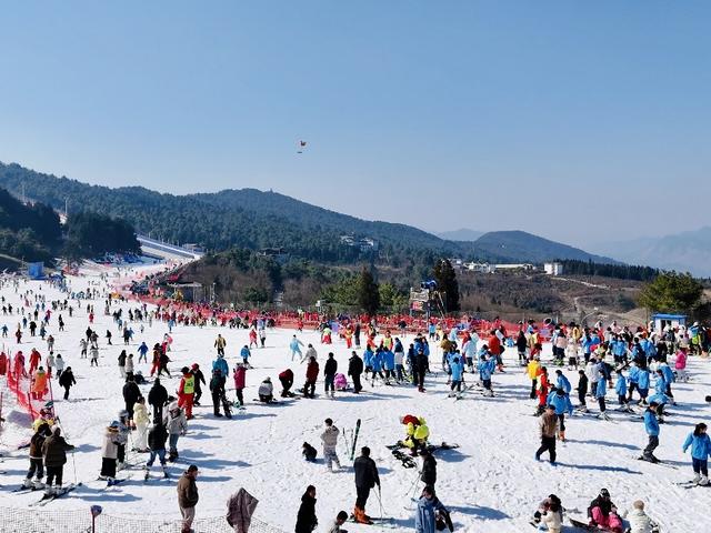 “冷资源”迸发“热效应” | 玉舍雪山滑雪场开板火爆，点燃南国冰雪激情