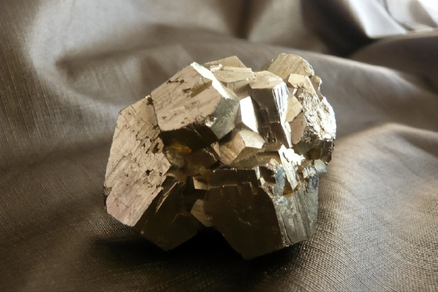 贵金属牛市下半场，黄金涨66%后，铂钯接棒的3个核心理由