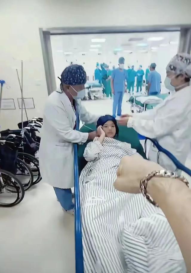 钟丽缇女儿住院做膝盖手术，盖被都是奢侈品，全家出动照顾好温馨