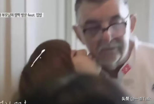 Lisa和继父亲密互动惹争议，二人合影没分寸，继父手搭女儿屁股上