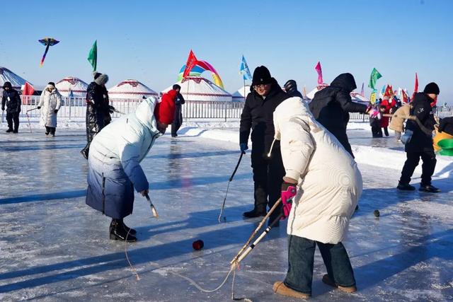 适合冬游的冰雪小城，和本地人冰湖捕鱼、雪地骑马，鱼肉吃到撑！