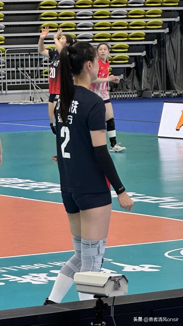 张常宁现身女排锦标赛, 耐心给粉丝签名人气超高, 脸又小又精致好美