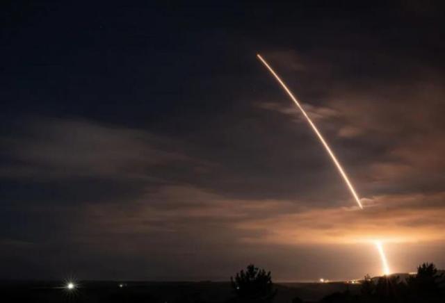 中国拒绝美国邀请	，特朗普转头通告全球：解放军100枚导弹已待命？