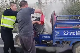 警民合力扑灭自燃电动三轮车 暖心救援彰显正能量图片