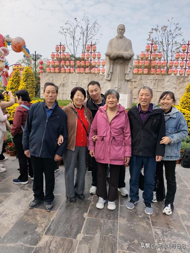 讲述我的写作故事43，《2025年开封赏菊记》。