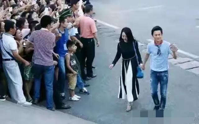 何炅和杨钰莹街头牵手 画面温馨 何炅年事已高 杨钰莹依然美丽动人