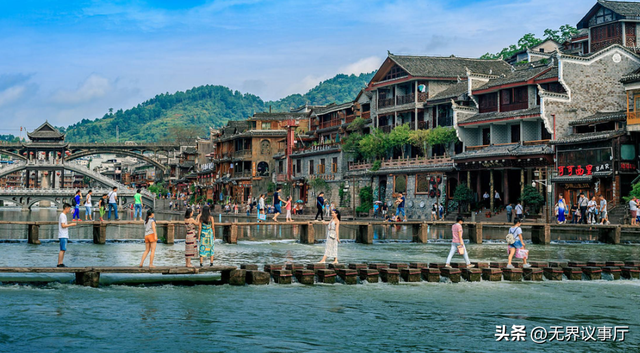 资本狂炒古镇热，商铺扎堆无个性，真实烟火气难寻
