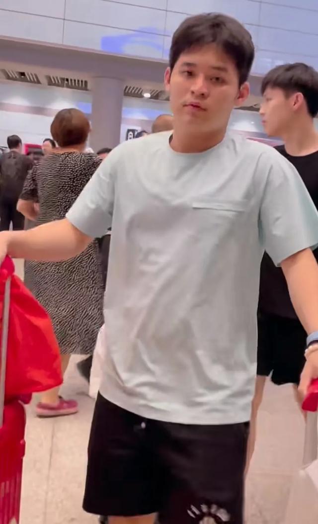 国乒暴雨天落地北京，王楚钦王曼昱等待拿行李。两天后出发瑞典！