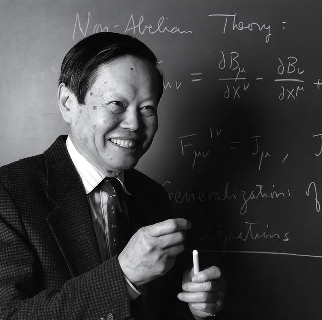 杨振汉赴八宝山送别杨振宁！露面回忆往事，透露了哥哥的一个遗憾