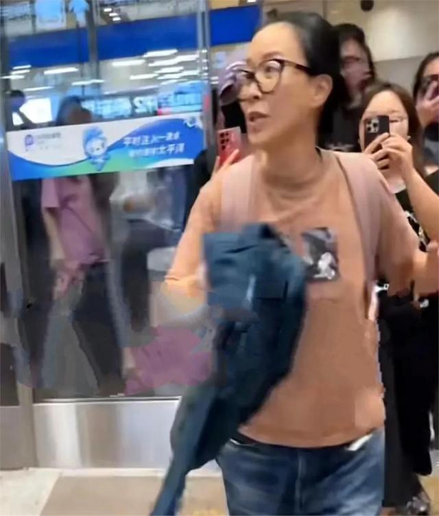 机场偶遇那英，脑门儿是填充了还是植发了？又肿又鼓有些不自然！
