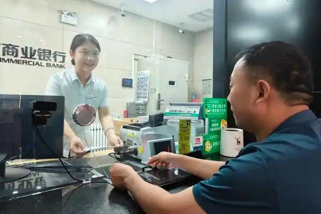 别卷“快牛”了！银行人做“慢牛”，反而能走更远