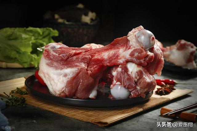 买猪骨头，内行人专挑这2个部位，肉多骨少，价格比瘦肉便宜一半