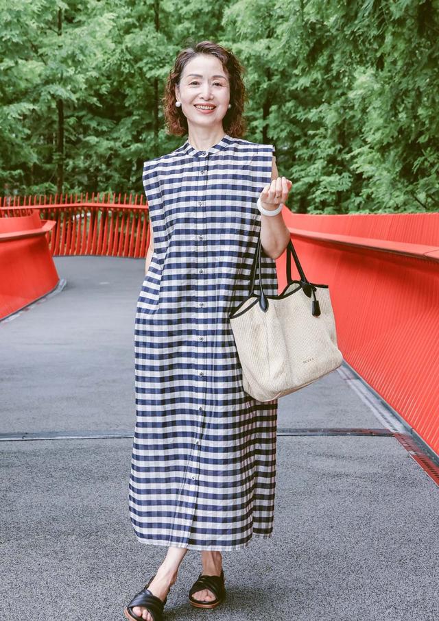等我老了，绝不穿“花衣服”，瞧瞧这些60岁阿姨的打扮，多洋气