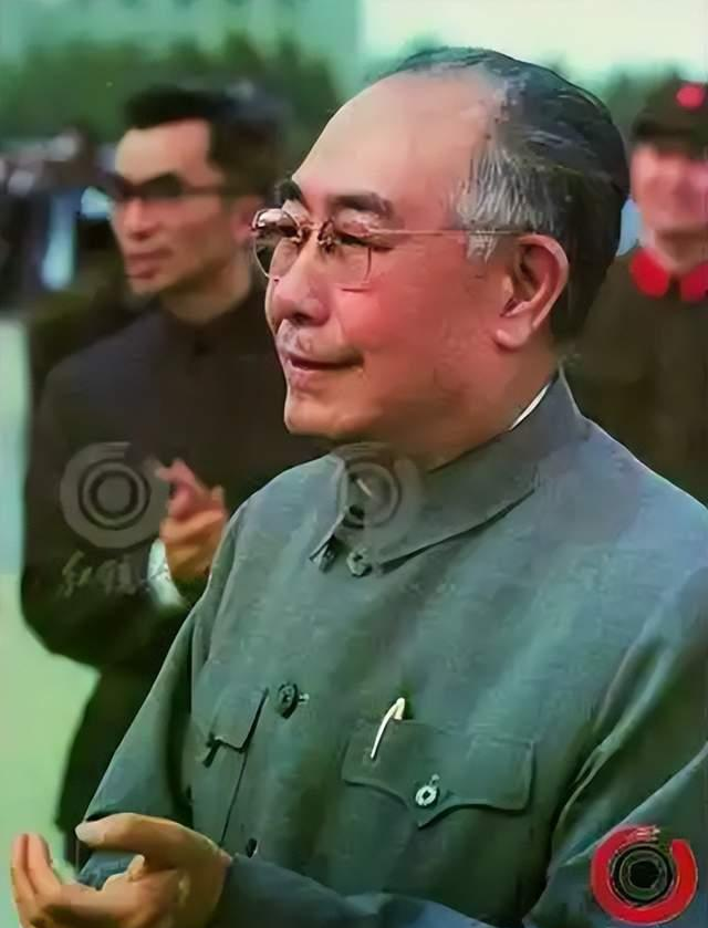 1995年，在北京蜗居13年的吴德病逝，留下三行遗嘱令人落泪