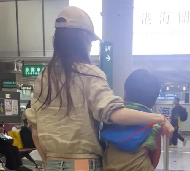 36岁杨颖独自带娃定居香港，前夫28万豪宅同居引热议
