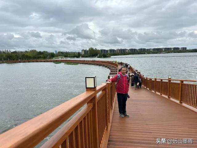 假日徒步，走昆明滇池草海之开合浮桥、雨中打卡新晋网红地，休闲
