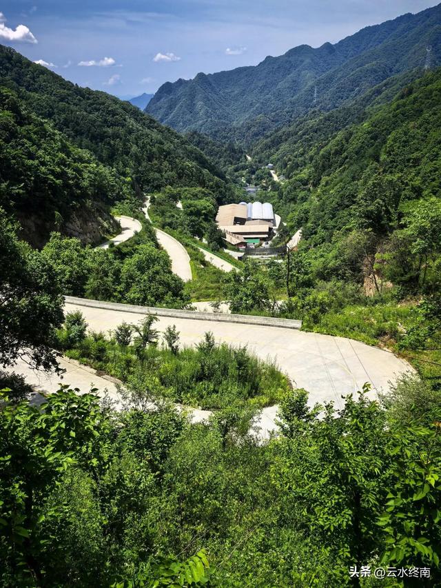 秦岭深山一条导航不出来的路，却是一条千年古道，有老屋有古树
