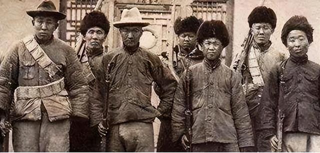 1950年，解放军剿匪到尼姑庵，一战士：这个小尼姑的胸脯有点大！