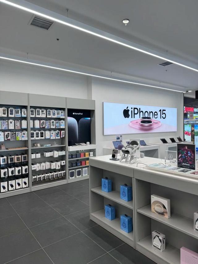 首次关店！暴跌14%，“手机一哥”跌落神坛，靠伪中产支撑销量