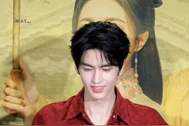 张凌赫：帅到犯规，这眼神杀谁顶得住？网友：我宣布，我已沦陷。图片