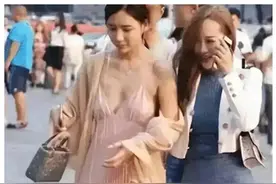 妹子颜值高身材好，穿吊带睡衣就出门，走在大街上也不用怕尴尬！图片
