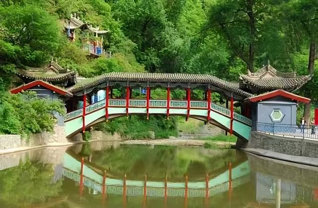 当时只道是寻常—历史与自然的沉重对话（兴隆山卧桥）