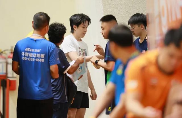 亚锦赛观众特别特别少，莎莎和楚钦在训练上被要求签名合影