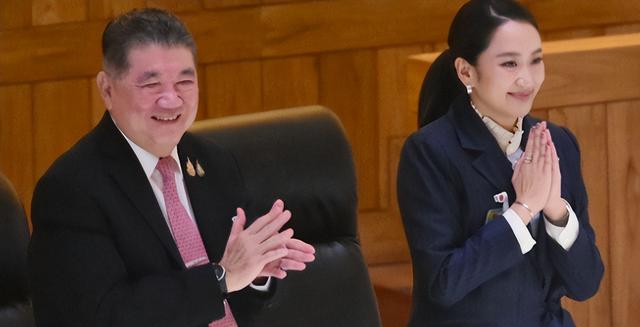 7比2，佩通坦微笑出庭自辩，官复原职已无悬念？泰国王室也开了后门，洪森搬起石头砸自己的脚