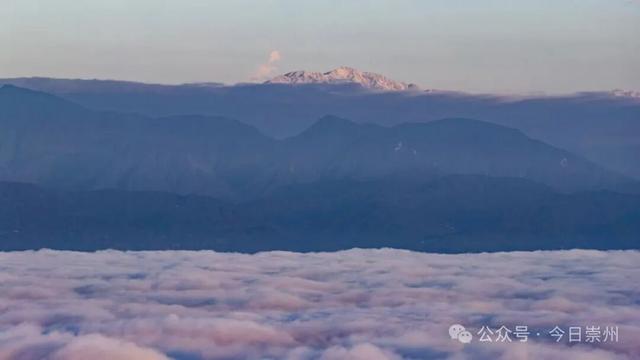 日出 + 云海 + 雪山，今天的崇州主打一个美！