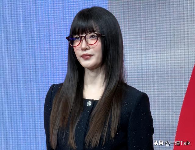 比整容还可怕！39岁江疏影现身活动，嘴歪脸僵、造型丑到认不出！