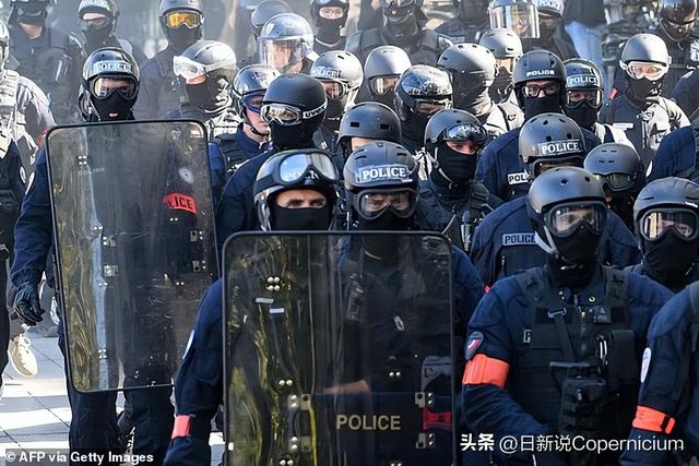 巴黎催泪弹VS抗议者燃烧弹！马克龙支持率跌至17%