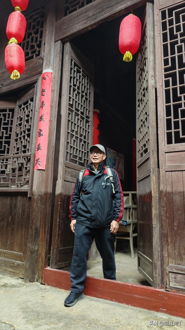 游长岗岭古村，观飘黄银杏