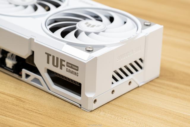 极地坚冰！华硕TUF RTX 5070Ti O16G白色游戏实测