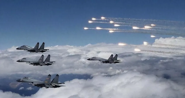 岛内摊牌：解放军一旦出手，日本将撑不过2周，高市最新民调变了