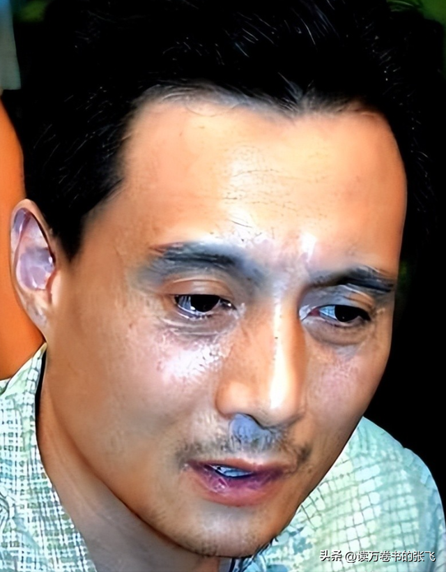 他被谢霆锋打成重伤，发妻6次流产绝情离开，如今街头卖卤肉为生