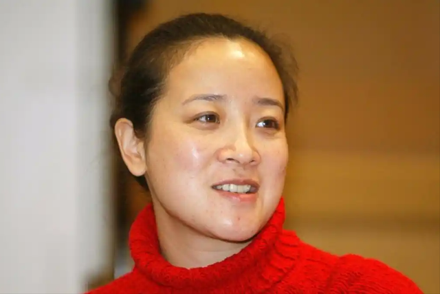 她是国家一级演员，多次给坐轮椅丈夫戴绿帽，如今儿子也是演员