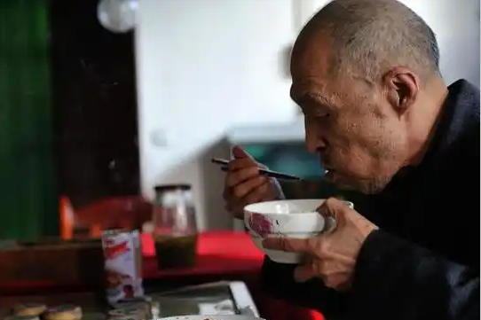 河南60岁大妈吃啥都爱放猪油，一年后去体检，医生纳闷：吃了啥？