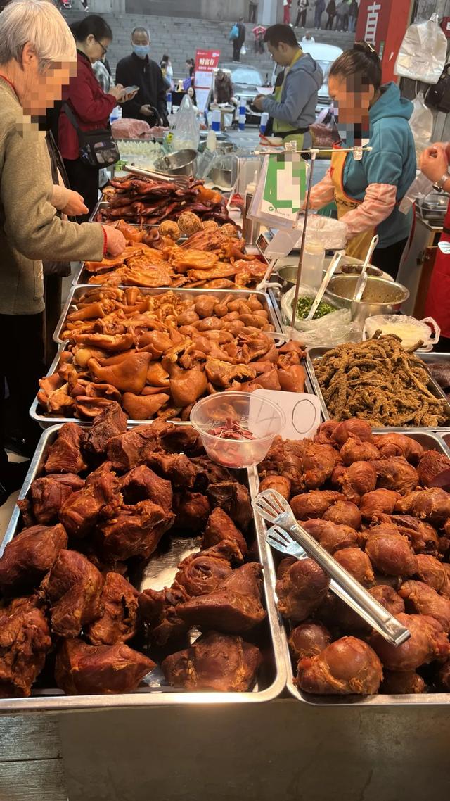 轨道直达的赶场地！地方超大，东西多，买菜这些超方便