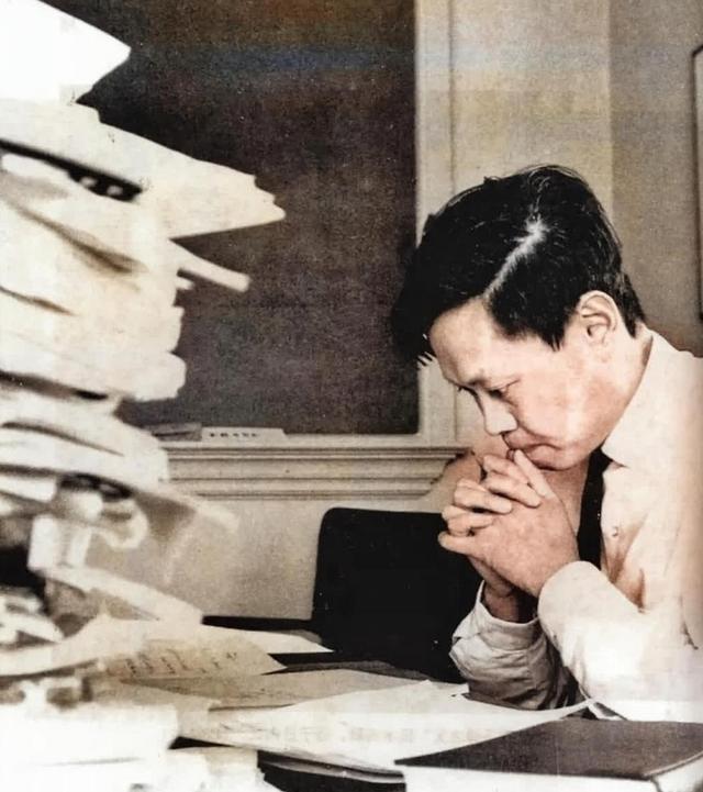 2021年，99岁杨振宁与72岁岳母罕见出镜，北京家中留影，翁帆胖了