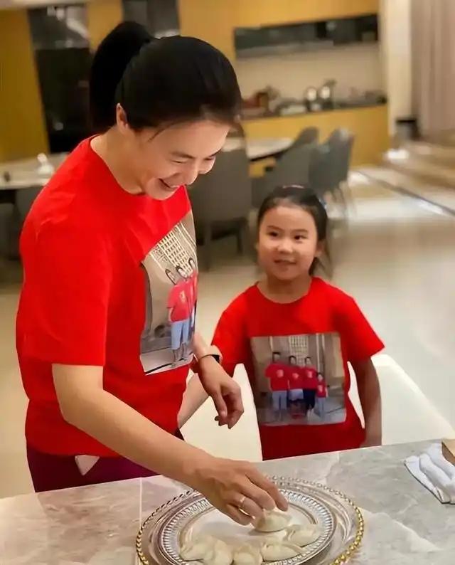 世界冠军王楠做梦也没想到，9岁的女儿，如今已经开始为她争光了