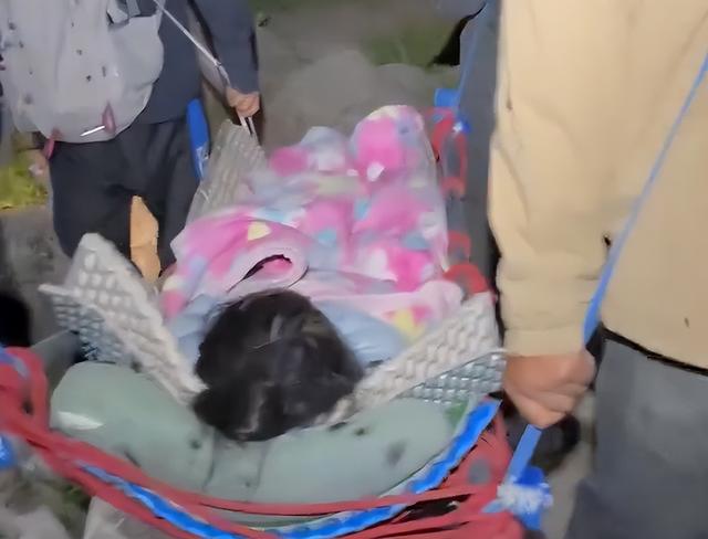 10个藏民抬一个驴友下山，收费6万太贵？大家都忽略了一个小细节