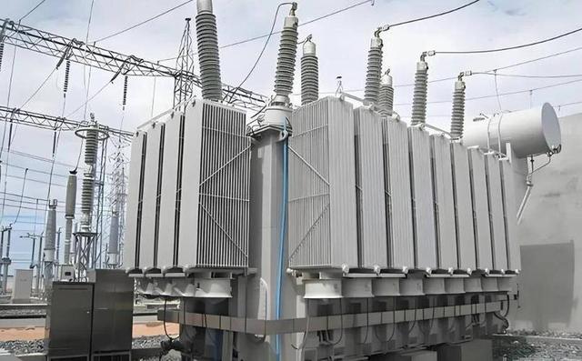 马斯克预言成真！全球争抢的不是芯片，而是中国20万一台的变压器